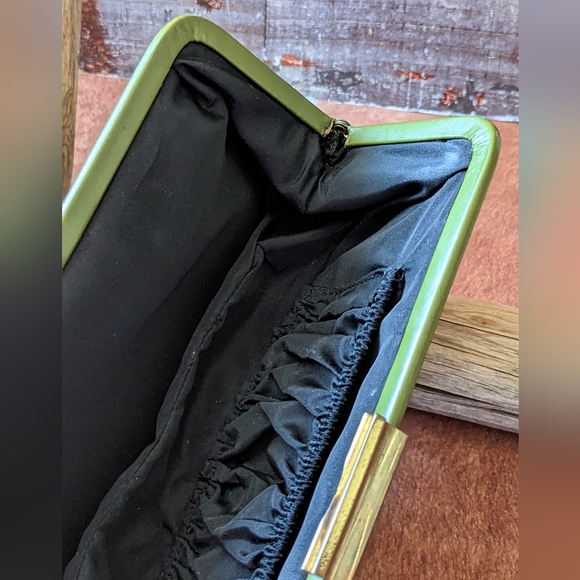 1960's Vintage Green Leather Clutch With Patina Metal Closure - Picture 11 of 13